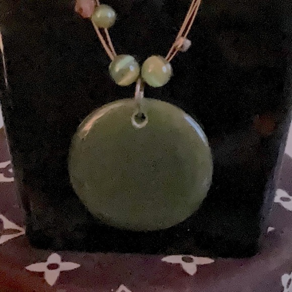 Vintage Olive Green Pendant Necklace - Picture 2 of 2